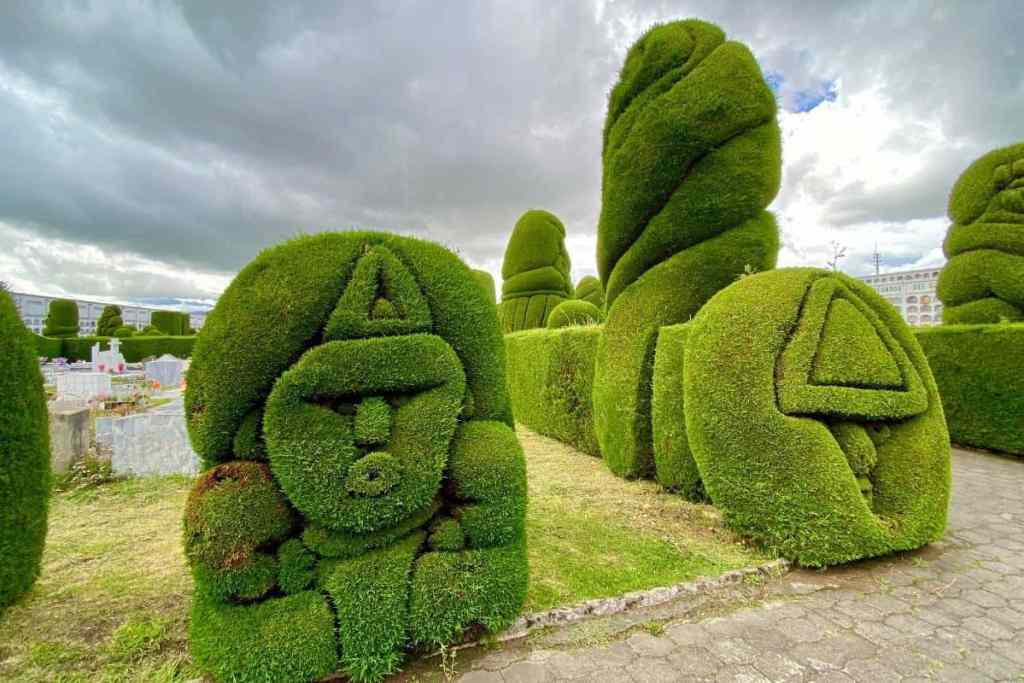 More topiaries in the Tulcan cemetery.